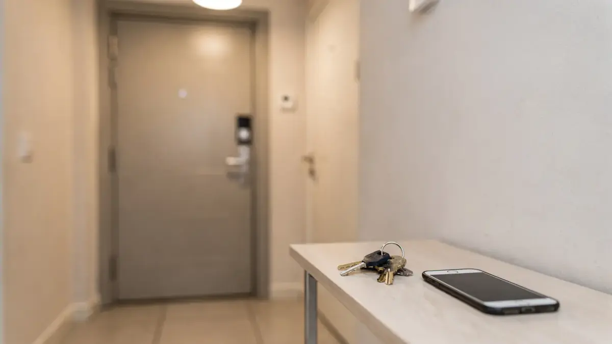 Eingangsbereich mit Tür und Telefon als Symbol für Notwehrverhalten und geltende Regeln