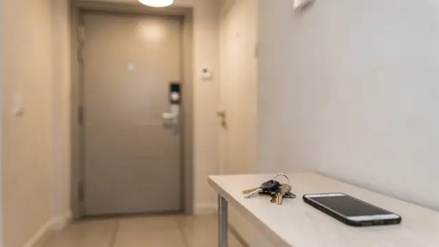 Eingangsbereich mit Tür und Telefon als Symbol für Notwehrverhalten und geltende Regeln