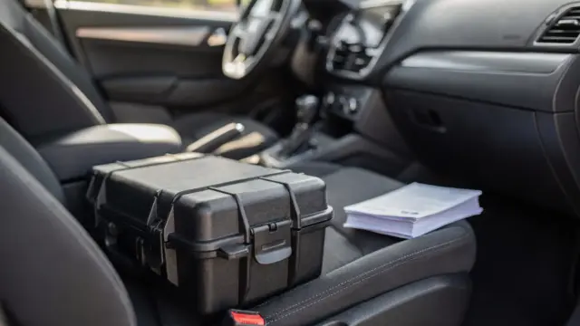 Abgrenzung zwischen Waffe im Fahrzeug führen und Transport: gesicherte Aufbewahrung im Auto
