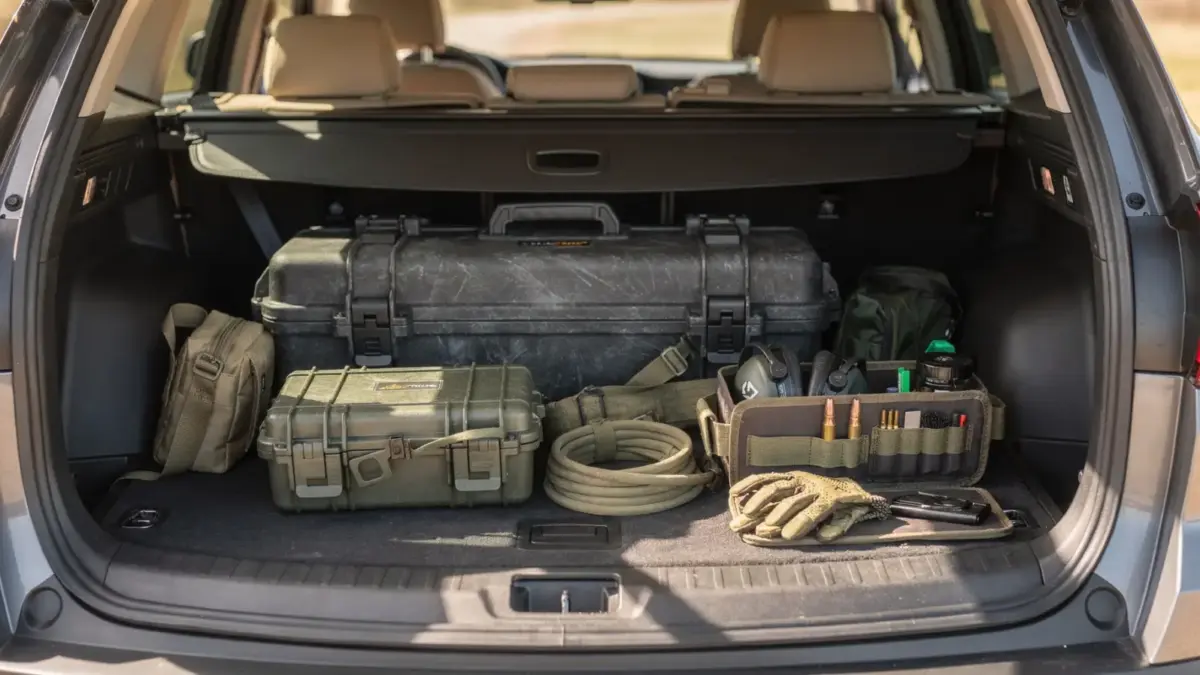 Gesicherter Jägerwaffen-Transport im Kofferraum mit Koffer und Zubehör.