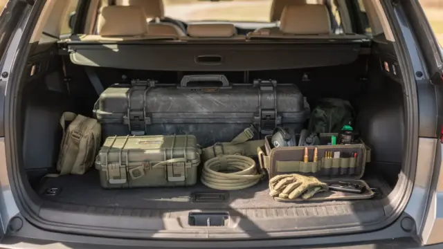 Gesicherter Jägerwaffen-Transport im Kofferraum mit Koffer und Zubehör.