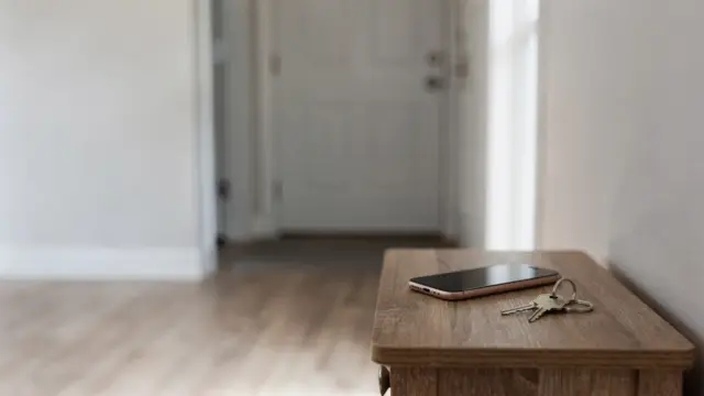 Wohnungsszene mit Tür, Telefon und Schlüsseln zum Thema Notwehr unverhältnismäßig