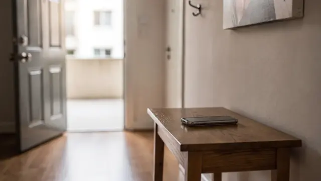 Wohnungsflur mit offener Tür und Telefon zum Thema Notwehr in der Wohnung