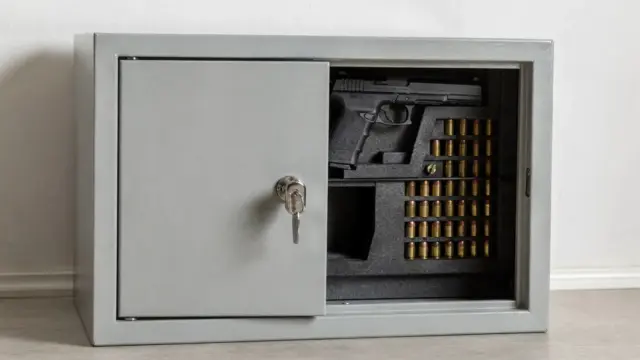 Abschließbarer Waffenschrank mit Schreckschusswaffe zur Aufbewahrung nach dem WaffG