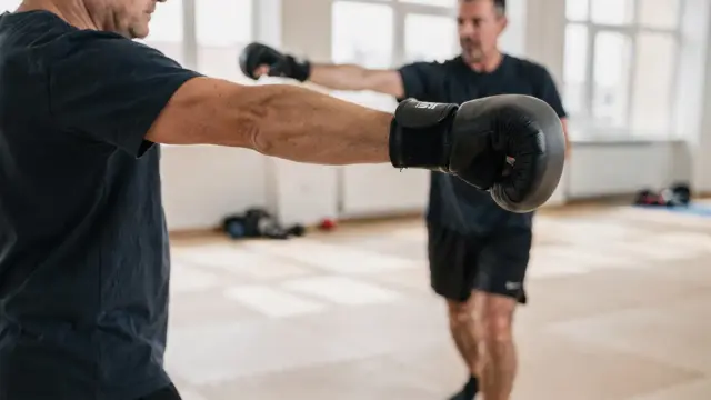 Selbstverteidigung: Abwehr eines Schlags im Training in einer Halle