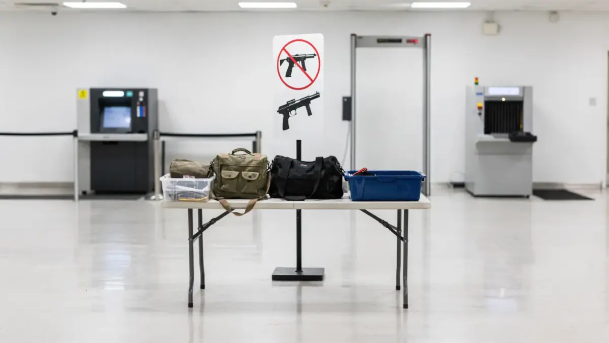 Waffenverbot auf Veranstaltungen: Verbotsschild am Sicherheitscheck mit Taschenkontrolle