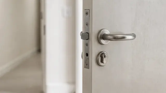 Türzusatzschloss an einer Wohnungstür als Teil des Einbruchschutzes
