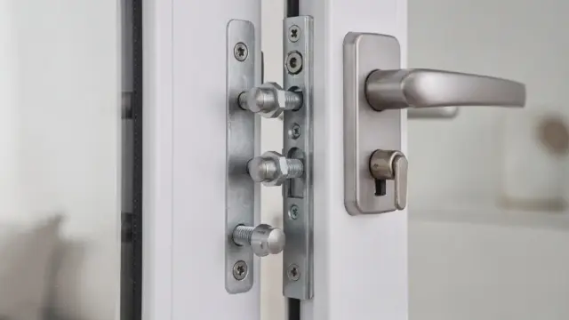 Fenstersicherung gegen Einbruchschutz mit verstärktem Fensterbeschlag und Sicherung gegen Aufhebeln