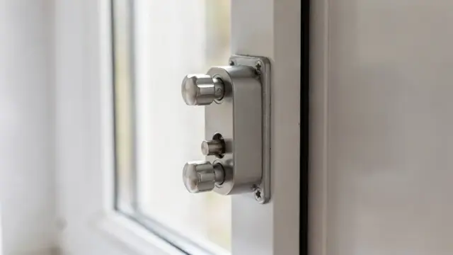 Pilzkopfverriegelung an einem modernen Fensterrahmen für Einbruchschutz