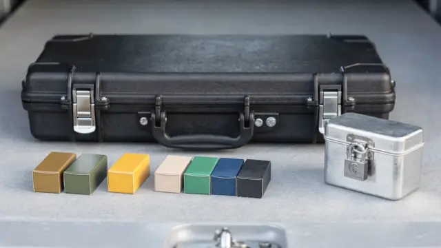 Getrennt verpackte Munition und Waffenkoffer für den Transport nach WaffG