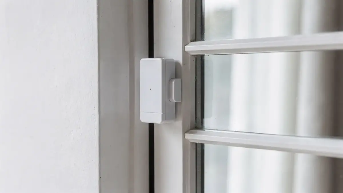 Fensteralarm am Fensterrahmen als Alarmtechnik gegen Einbruch