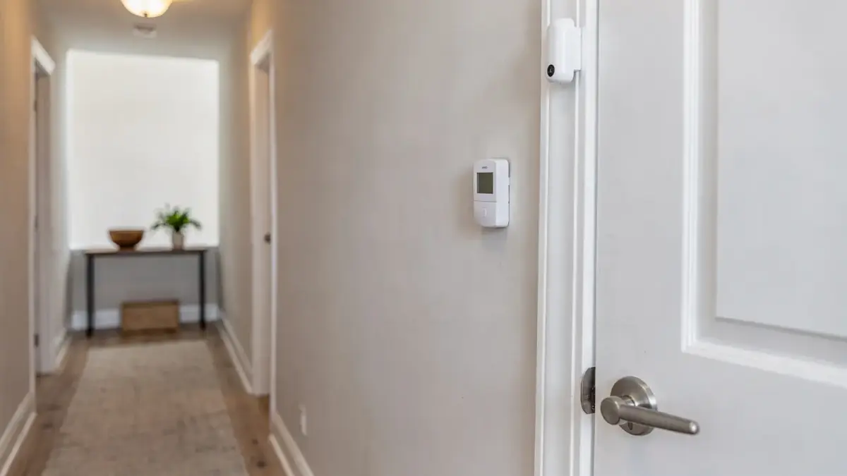 Türalarm an der Wohnungstür im Flur einer Wohnung, mit Sensor und Steuergerät