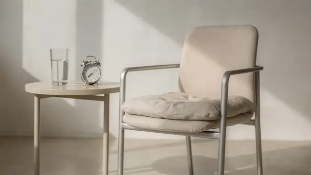 Person bei einer Atemübung gegen Panik in ruhiger Innenraum-Atmosphäre