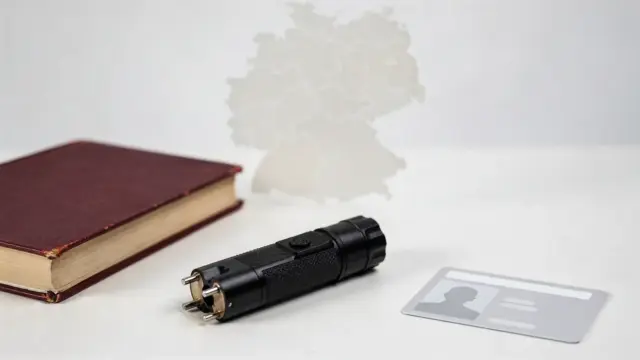 Elektroschocker und Gesetzbuch zum Thema Recht und Praxis in Deutschland