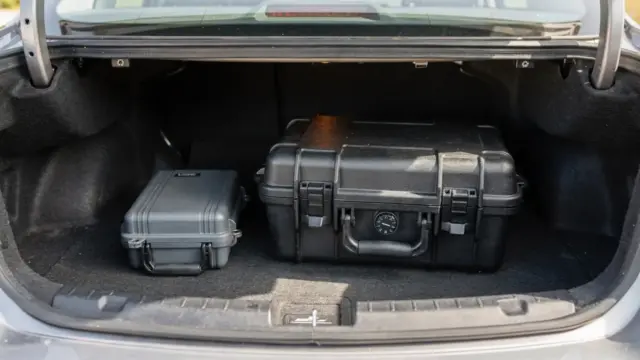 Getrennte Aufbewahrung von Waffe und Munition im Auto für den rechtssicheren Transport